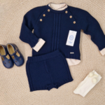 Rahigo
Completo bambino tre pezzi con maglioncino e short in pura lana art.24282
