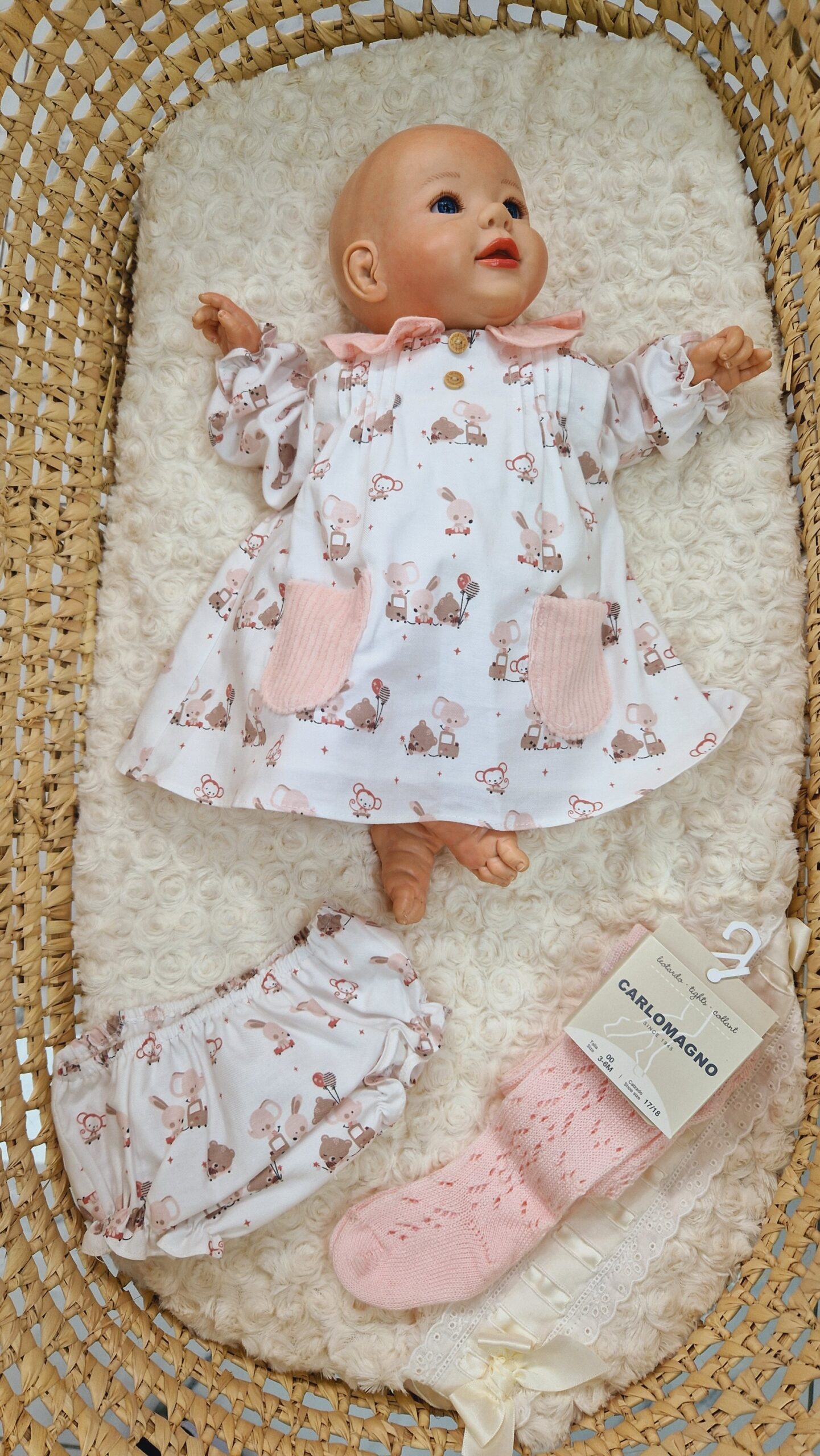 1000231456 Micolino
Vestito neonata con culotte coordinata “Familia Aurora” art.7100 - immagine 1