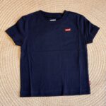 𝑳𝒆𝒗𝒊’𝒔 𝑲𝒊𝒅𝒔
T-shirt basic con logo piccolo Blu/Red  art.100-C8D