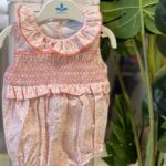 𝑺𝒂𝒓𝒅𝒐𝒏
Pagliaccetto neonata con punto smock corallo art.25CB-510