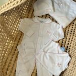 𝑺𝒂𝒓𝒅𝒐𝒏
Set nascita Tutina, body antipanico manica lunga, muffoline, cappellino e triangolo in spugna
Art.25HA-356 Bianco/Rosa