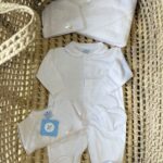 𝑺𝒂𝒓𝒅𝒐𝒏
Set nascita Tutina, body antipanico manica lunga, muffoline, cappellino e triangolo in spugna
Art.25HA-356 Bianco