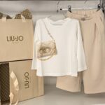 𝓛𝓲𝓾•𝓙𝓸

Completo bambina pantalone zampa in jersey+manica lunga White/beige art.KA5023