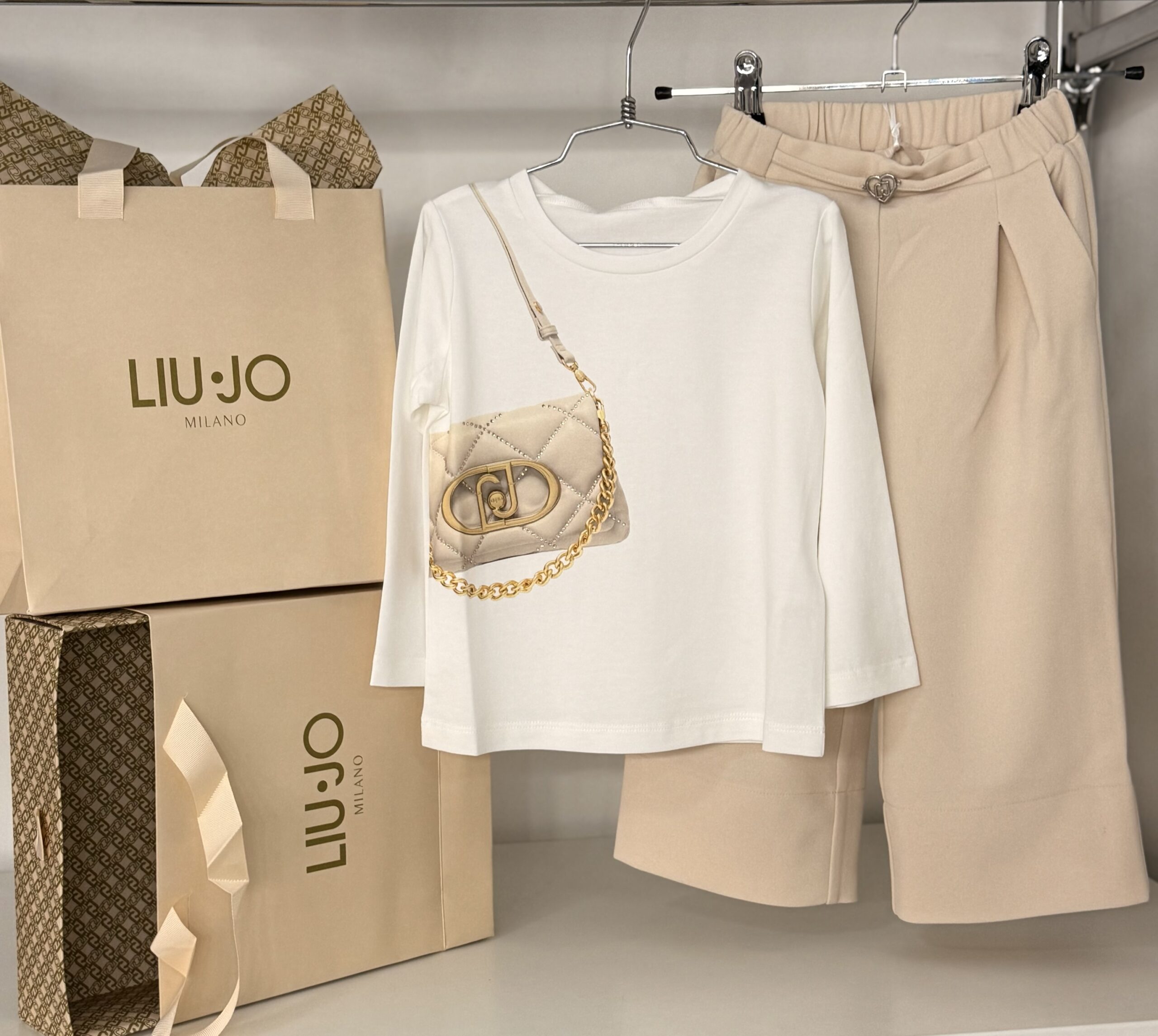 img_7927 ๐๐ฒ๐พโข๐๐ธ
Completo bambina pantalone zampa in jersey+manica lunga White/beige art.KA5023 - immagine 1