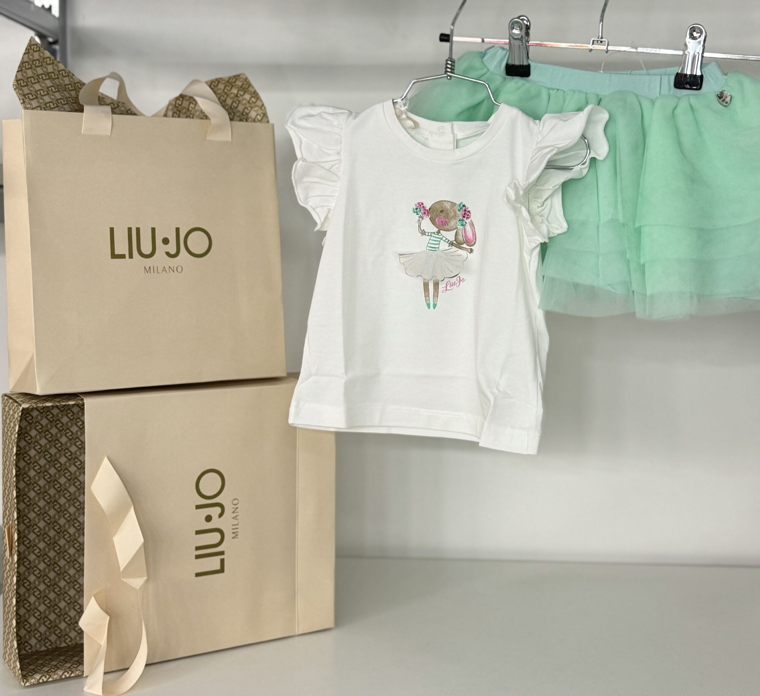 img_7965 ๐๐ฒ๐พโข๐๐ธ
Completo bambina gonna tulle+t-shirt coordinata art.HA5064 - immagine 1