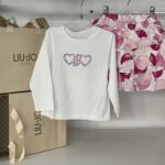 𝓛𝓲𝓾•𝓙𝓸

Completo bambina gonna+maglia manica lunga con logo in strass art.KA5024