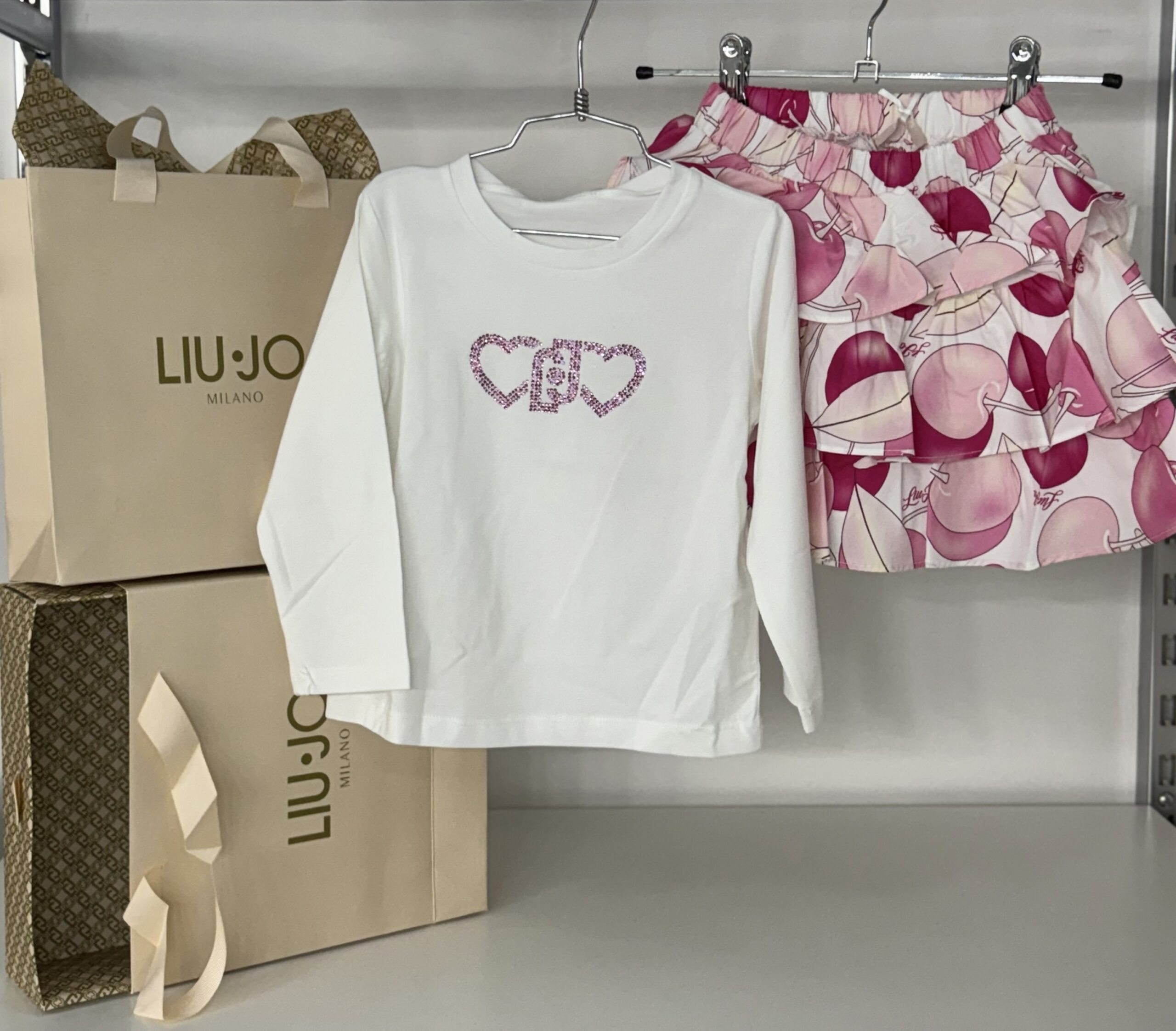 img_7970 ๐๐ฒ๐พโข๐๐ธ
Completo bambina gonna+maglia manica lunga con logo in strass art.KA5024 - immagine 1