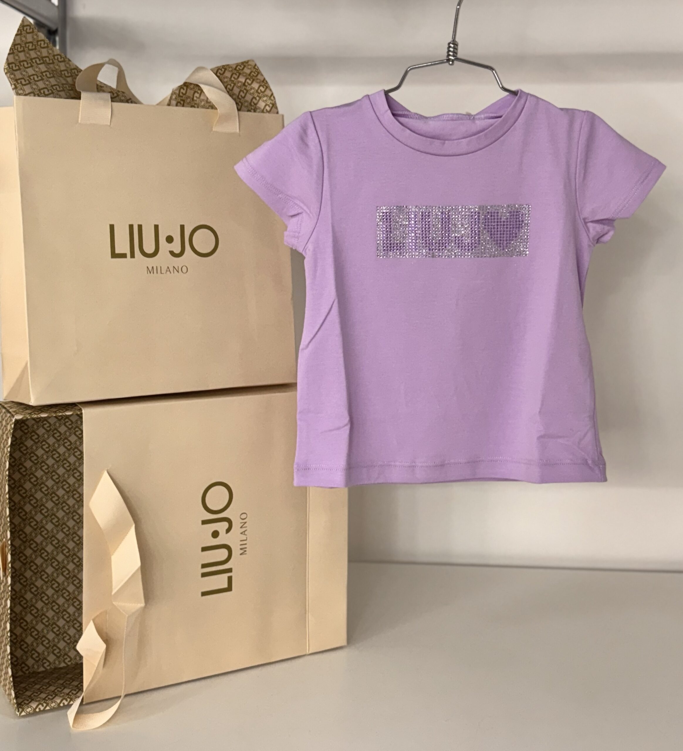 img_7977 ๐๐ฒ๐พโข๐๐ธ
T-shirt bambina art.KA5095 lilla con logo in strass - immagine 1