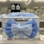 CESTA IN LEGNO BENVENUTO FIOCCO AZZURRO