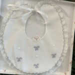 BIBERON BAVETTA CON RICAMO BIANCO/GRIGIO 100%COTONE