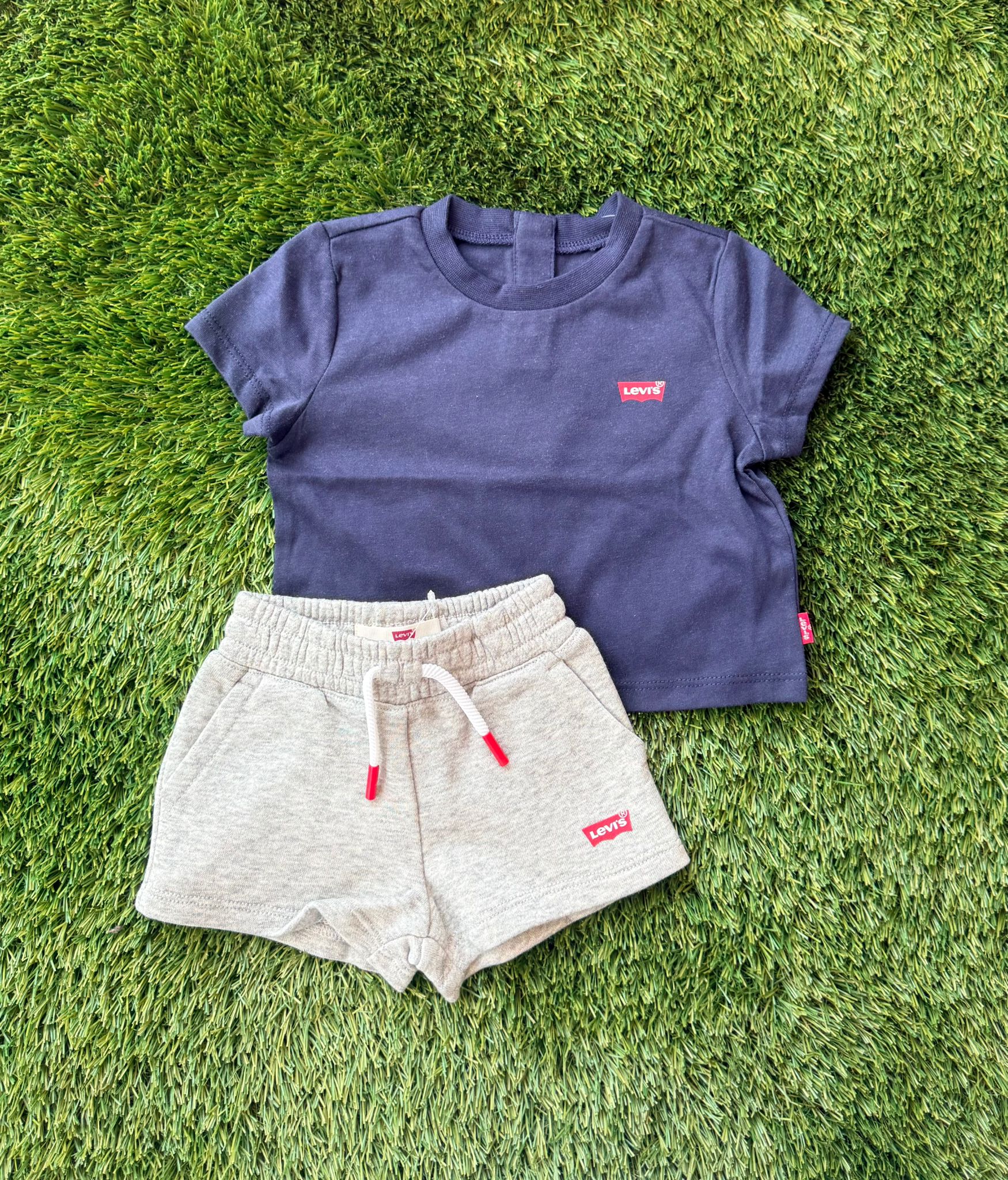 WhatsApp Image 2026-03-26 at 19.28.28 (2) LEVI'S COMPLETO TUTA NEONATO ART.6EK813 BLU/GRIGIO - immagine 1